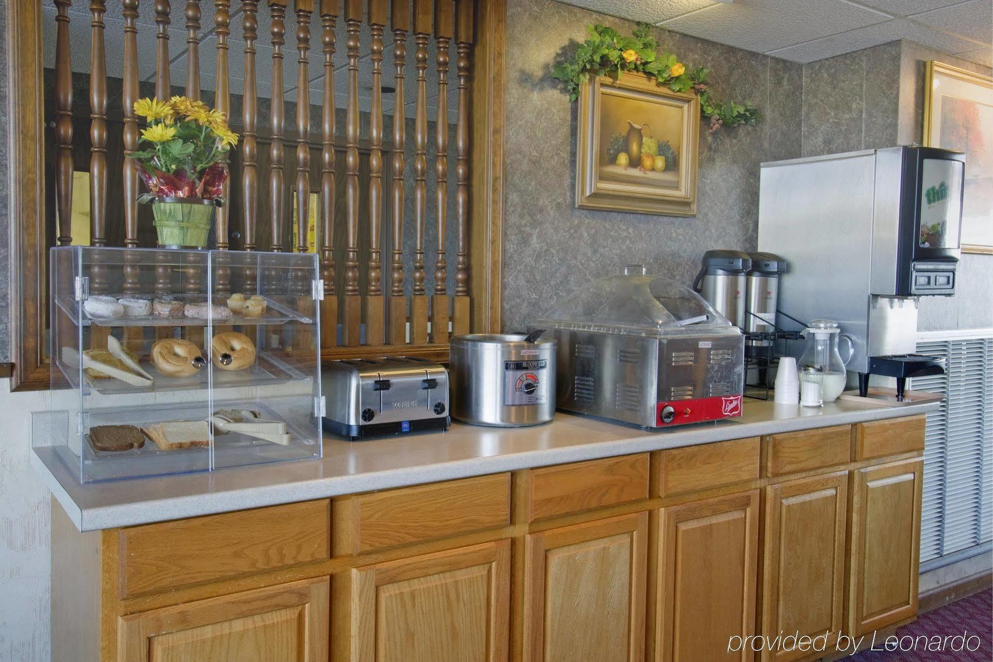 Super 8 By Wyndham Riverside Al Restaurant photo