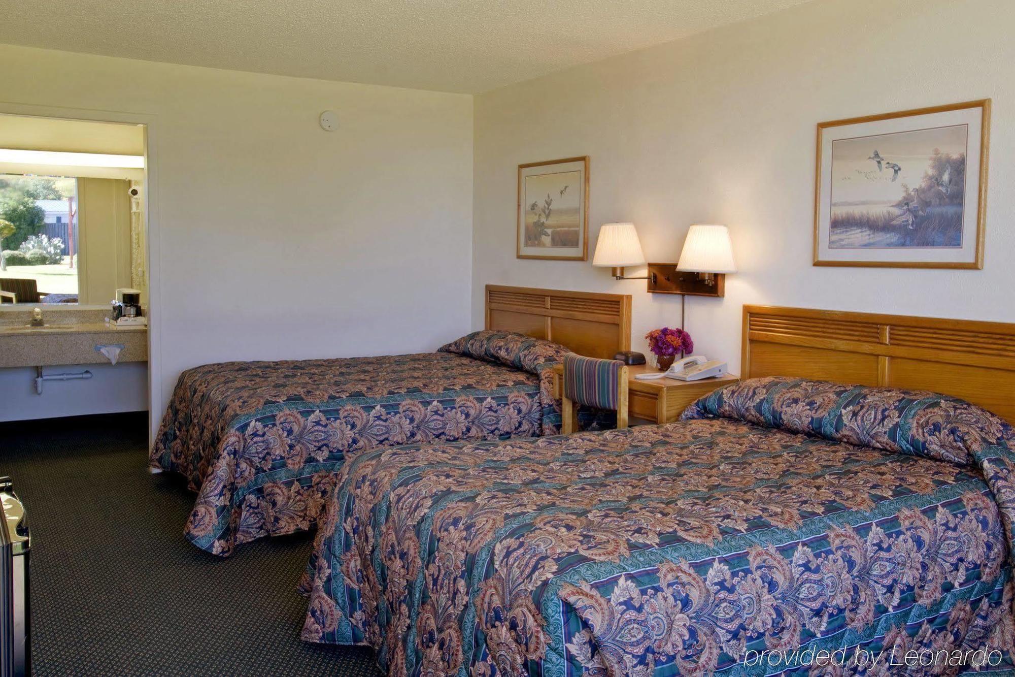 Super 8 By Wyndham Riverside Al Room photo