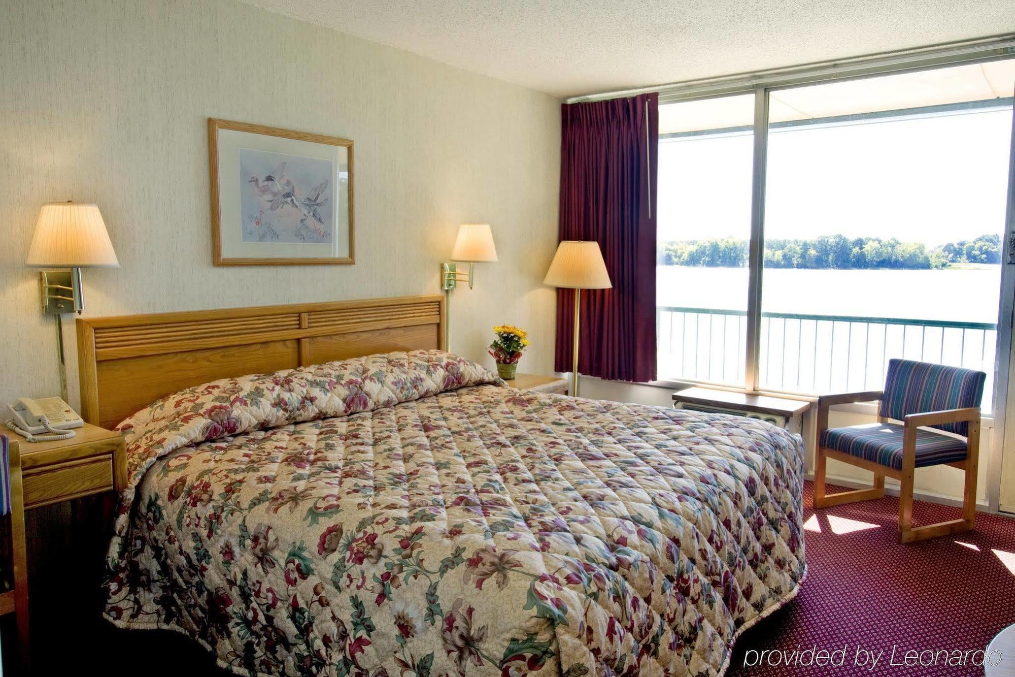 Super 8 By Wyndham Riverside Al Room photo