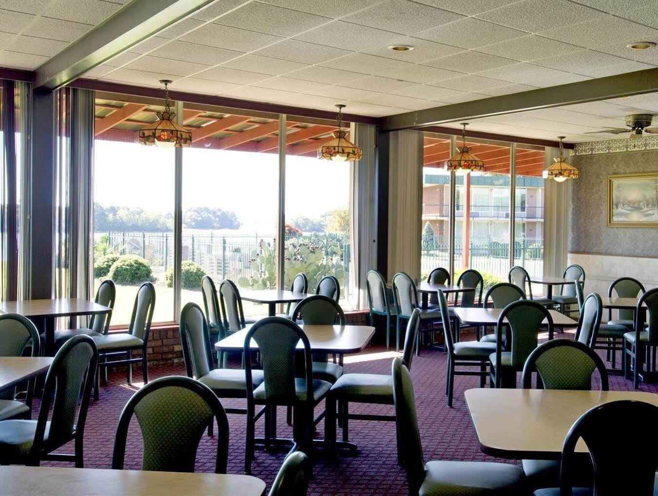 Super 8 By Wyndham Riverside Al Exterior photo