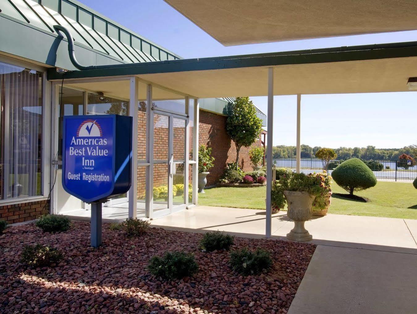 Super 8 By Wyndham Riverside Al Exterior photo